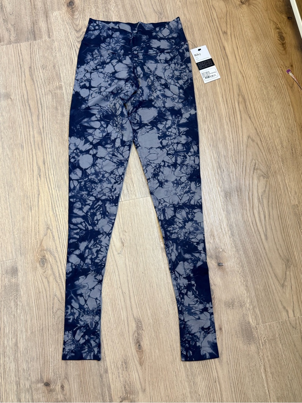 High-Rise Tie-Dye Leggings in Navy and Gray - Picture 2 of 6